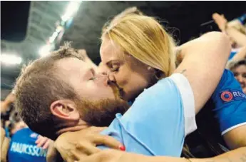  ?? WWW.UNIVISION.COM ?? Este islandés buscó a su novia para celebrar en el estuche de una vez.