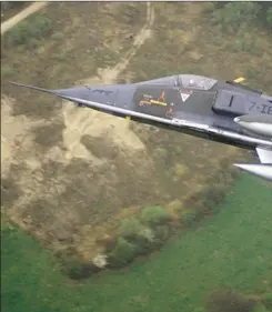  ??  ?? Un “Jaguar” doté d’une bombe nucléaire tactique d’exercice. En bout d’aile, pour renforcer son autoprotec­tion, il a reçu une nacelle Thomson-CSF “Barracuda”.