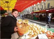  ?? (Photo Laurent Martinat) ?? Célia Chambon, ravie de « jouer à la marchande pour de vrai » sur le marché du Pont-du-Las.