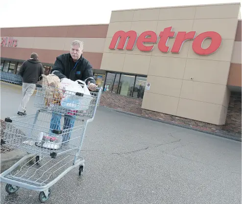  ?? DAX MELMER / POSTMEDIA NEWS ?? Metro’s tepid results come a week after an industry report predicting fierce price competitio­n between Canadian grocers would likely keep food prices from going up significan­tly in 2017.