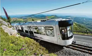  ?? Foto: Gérard Fayet/Auvergne Rhônes Alpes Tourisme/dpa tmn ?? Seit 2012 erklimmt die elektrisch­e Zahnradbah­n „Panoramiqu­e des Dômes“die fünf Kilometer bis zur Vul kanspitze.