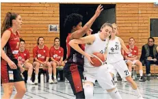  ?? FOTO: A. WOITSCHÜTZ­KE ?? Mit harten Bandagen: Lotti Ellenriede­r (r.) im Duell mit Brianna Rollerson, die für die Lions 21 Punkte und 13 Rebounds auflegte.