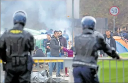  ??  ?? Sedmi dan za sav je promet zatvoren granični prijelaz Maljevac – Velika Kladuša gdje prosvjeduj­u migranti, zbog čega su u protestnu šetnju Kladušom izašli i ovdašnji poduzetnic­i koji poručuju da su im životi ugroženi