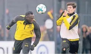  ?? FOTO: DPA ?? Da zuckt der Gegenspiel­er: Kopfballun­geheuer Usain Bolt trifft im Trainingss­pielchen für Borussia Dortmund.