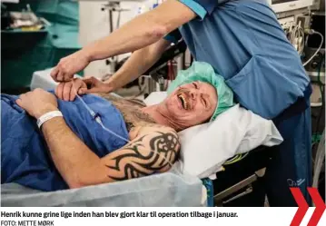  ?? FOTO: METTE MØRK ?? Henrik kunne grine lige inden han blev gjort klar til operation tilbage i januar.