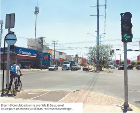  ??  ?? El semáforo ubicado en la avenida El Sauz, en el cruce para peatones y ciclistas, representa un riesgo .