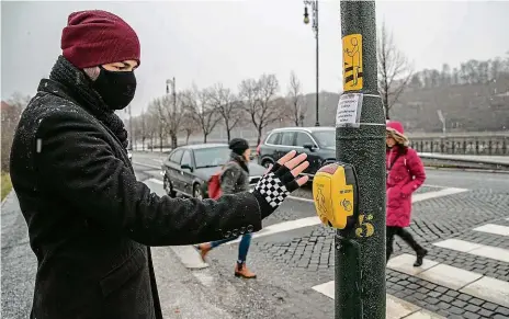  ?? Foto: Michal Šula, MAFRA ?? Prevenci přenosu koronaviru a lepšímu pocitu chodců na ulicích by mohlo pomoci bezdotykov­é tlačítko u přechodu pro chodce. Dva různé prototypy testuje nyní Praha na Dvořákově nábřeží u Klášterské ulice.