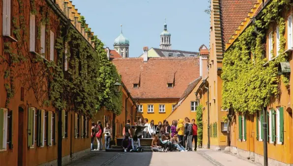  ?? Fotos: Annette Zoepf ?? Die Augsburger Fuggerei ist die älteste Sozialsied­lung der Welt. 2021 feiert sie ihren 500. Geburtstag.