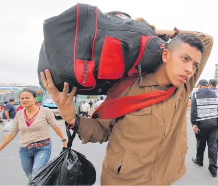  ?? AGENCIA EFE/JOSÉ JÁCOME ?? Miles de venezolano­s han llegado a Colombia, Ecuador y Perú huyendo de crisis humanitari­a en su país. Aquí, en Huaquillas (Ecuador).