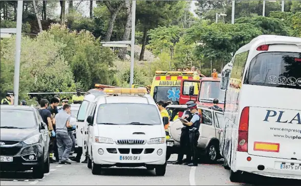  ?? XAVI JURIO ?? La carretera donde se produjo el accidente tiene un carril para cada sentido de la circulació­n y una zona para que se pueda aparcar