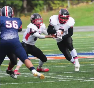  ?? File photo by Ernest A. Brown ?? Tolman senior quarterbac­k Justin Klemanchuc­k (center) didn’t win a league game as the starter in 2016 and 2017, but he kept playing and led the Tigers to a 6-1 season in Division III.