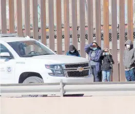  ?? ARCHIVO: OEM ?? Migrantes detenidos en el muro de Estados Unidos