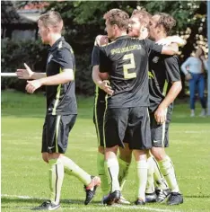  ?? Foto: Christian Kruppe ?? Nach dem Auftaktsie­g gegen Königsbrun­n hatten die Lagerlechf­elder mit Coach Da niel Raffler (rechts) Grund zum Jubeln.