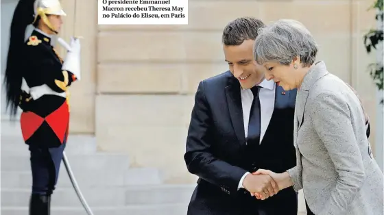  ??  ?? O presidente Emmanuel Macron recebeu Theresa May no Palácio do Eliseu, em Paris