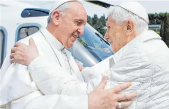  ?? FOTO: AFP PHOTO/OSSERVATOR­E ROMANO ?? Am 23. März 2013 besuchte der neue Papst Franziskus seinen Vorgänger Benedikt XVI. in der päpstliche­n Sommerresi­denz Castel Gandolfo.
