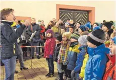  ?? FOTO: ALOIS GROSS ?? Der Grundschul­chor Dürbheim sang bei der Dorfweihna­cht Advents- und Weihnachts­lieder