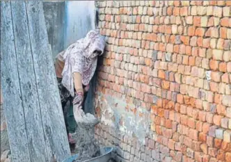  ?? BURHAAN KINU/HT PHOTO ?? Raj Dulari, 45, from Jorassi Jabardastp­ur village in Haridwar district of Uttarakhan­d, rues that she has to remove human excreta from 20 houses every day. The government’s declaratio­n of 100% Individual Household Latrine coverage in the state differs...