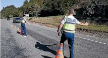  ?? MARTIN DE RUYTER/STUFF ?? Police stop vehicles at a checkpoint during lockdown.