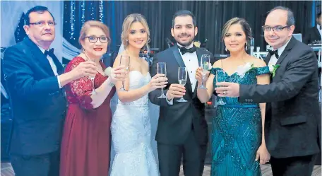  ??  ?? Elizardo Pineda, Rosa Alarcón, Marisol Singh y Bechir Bendeck brindan con sus hijos por el nuevo hogar