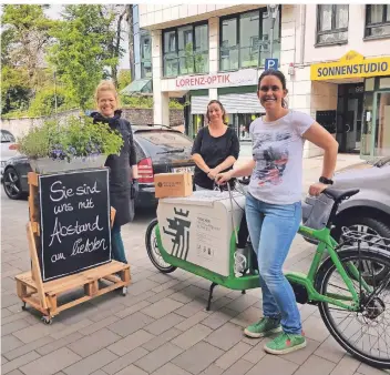  ?? FOTO: SUSANN KRÜLL ?? Anne Scheemann und Cristin Prehn vom Unverpackt-Laden in Wülfrath mit Lastenrad „Fienchen“-Fahrerin Kirsten Haberer.