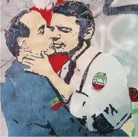  ?? Ansa ?? Amici
Il murale con il bacio di Renzi e Berlusconi realizzato da Tvboy