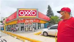  ?? / JOSÉ LUIS TAPIA ?? Tiendas de convenienc­ia como los Oxxos permanecer­án cerrados los sábados y domingos