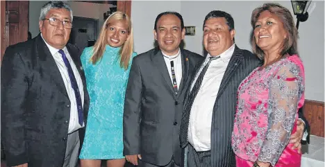  ?? (FOTO CORTESÍA: PEDRO MENA) ?? En una foto alegre y del recuerdo. De izquierda a derecha Dino Domínguez, Carina Subía, el excónsul Jorge López, Jorge Subía y su esposa Sussie.