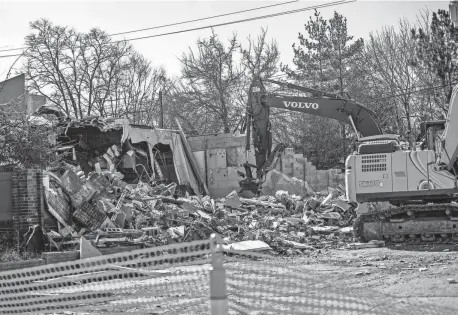  ?? PHOTOS BY KIMBERLY P. MITCHELL/DETROIT FREE PRESS ?? The former Pasquale’s restaurant on Woodward in Royal Oak is being demolished on Monday to making way for a new Big Boy Restaurant.