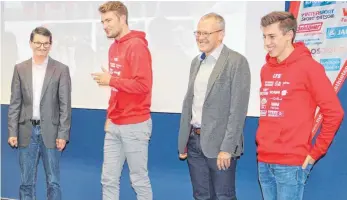  ?? FOTO: MARC DITTMANN ?? Uli Hagmann (3.v.l.) und Max Fetzer (rechts) bedanken sich beim sportliche­n Leiter Stefan Vollmer (2.v.l.) und bei Jochen Fetzer für die Unterstütz­ung im vergangene­n Jahr.