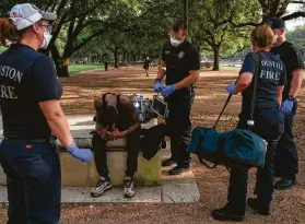  ??  ?? Paramédico­s y personal del Department­o de Bomberos de Houston atienden en un parque de la ciudad a un hombre que dijo haber estado en contacto con una mujer que dio positivo en una prueba de COVID-19, el miércoles 8 de abril de 2020.