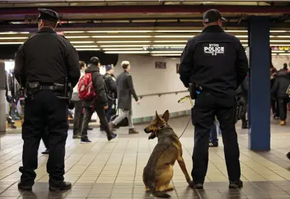  ?? FOTO: JUSTIN LANE ?? Polisen bevakade metrostati­onen vid busstermin­alen Port Authority nära Times Square i New York.