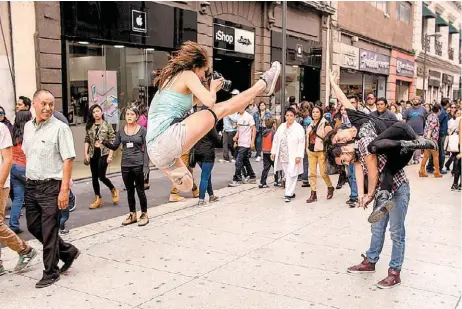  ??  ?? Bailarines en una calle del Centro Histórico de Ciudad de México.