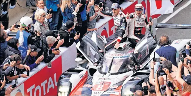  ??  ?? DOBLETE. Alonso, junto a Buemi y Nakajima, venció por segunda vez consecutiv­a en las 24 Horas de Le Mans, y además, logró el campeonato del Mundo de Resistenci­a.