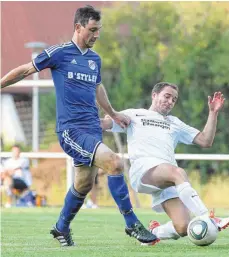  ??  ?? Der FC Ellwangen II aus der Kreisliga B (weiß) war mit seiner Leistung gegen den Bezirkslig­isten Wört zwar zufrieden, verlor aber mit 0:5.