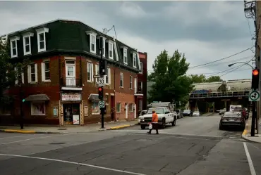  ??  ?? Trois instantané­s de la circonscri­ption de Saint-Henri–Sainte-Anne. Ci-dessus : Jacques Charier, résidant du quartier de Pointe-Saint-Charles depuis près de 10 ans.