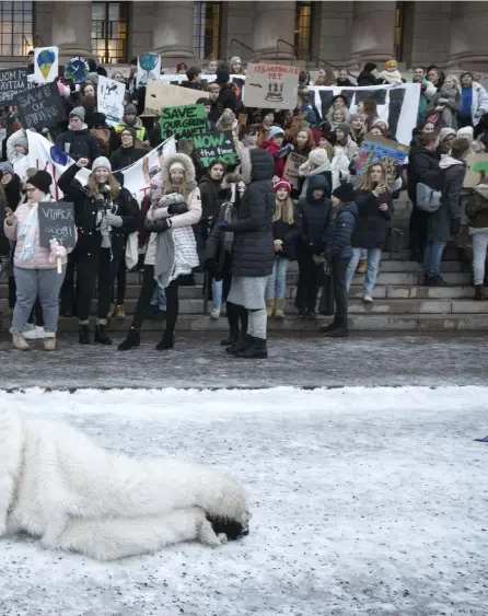  ??  ?? Klimatstre­jken lockade flera hundra elever från ett tiotal skolor till Riksdagshu­set.