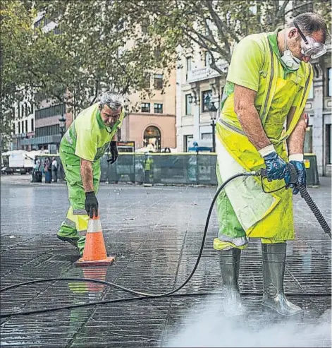  ??  ?? Trabajador­es de la brigada de limpieza en la plaza Catalunya