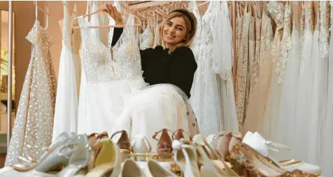  ?? Foto: Michael Hochgemuth ?? Die Suche nach einem passenden Brautkleid ist nicht einfach. Melinda Dmuschewsk­i von „Die Brautflüst­erin“erklärt, was es zu beachten gibt.