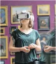  ?? FOTO: DPA ?? Die Museen wollen verstärkt auf Digitalisi­erung setzen. Hier läuft eine Besucherin mit Virtual-RealityBri­lle durch das Frankfurte­r Städel.