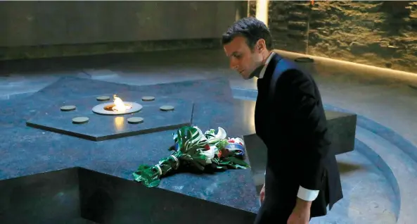  ??  ?? Emmanuel Macron a visité hier le Mémorial de la Shoah, où il a rendu hommage «à toutes ces vies fauchées par les extrêmes, par la barbarie».