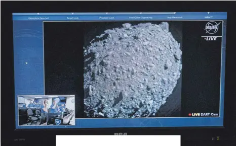  ?? FOTO: JIM WATSON/NASA/AFP ?? Die Nasa übertrug die Mission live – hier ist der Asteroiden­mond Dimorphos kurz vor dem Aufprall der Sonde zu sehen.