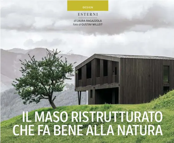  ??  ?? In alto, la nuova costruzion­e e il vecchio fienile, collegati da una bassa pensilina di legno. Il progetto per le sue caratteris­tiche di comfort e di efficienza energetica è stato premiato con il Casa Clima Award 2019 da parte dell’Agenzia per l’Energia dell’Alto Adige