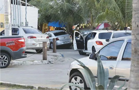  ??  ?? Rua K, em Itapuã, resume o que os moradores vivem, principalm­ente nos fins de semana: basta um carro e um som ligado para acabar o sossego