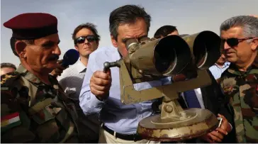  ??  ?? Orient. Le 4 juin, François Fillon accompagne les peshmergas kurdes sur la ligne de front près de Mossoul, en Irak.