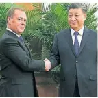  ?? FOTO: DPA ?? Dmitri Medwedew (l.) und Xi Jinping geben sich die Hände.