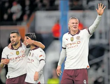  ?? ?? Haaland celebra el quinto gol al Luton.