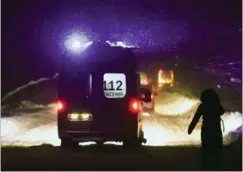  ?? FOTO: AP/NIKOLAY KORESHKOV ?? En ambulance kører igennem snemassern­e i jagten på ofre for flyulykken i Rusland. Der er ikke laengere håb om at finde overlevend­e.