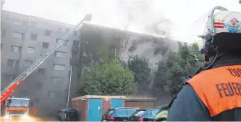  ?? FOTO: DANIEL BOCKWOLDT ?? Der Hochbunker hat keine Fenster, sondern nur Lüftungssc­hlitze – für die Feuerwehr ein erhebliche­s Hindernis beim Löschen des Brandes.