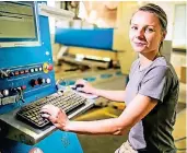  ?? FOTO: ORTH ?? Agnieszka Florczy arbeitet an einer CNC Maschine.