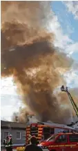  ?? Foto: B. Veh ?? Ein Großeinsat­z für die Feuerwehre­n und viele andere Helfer war am Sonntag nachmittag der Brand in der Lauinger Recyclingf­irma Stena.